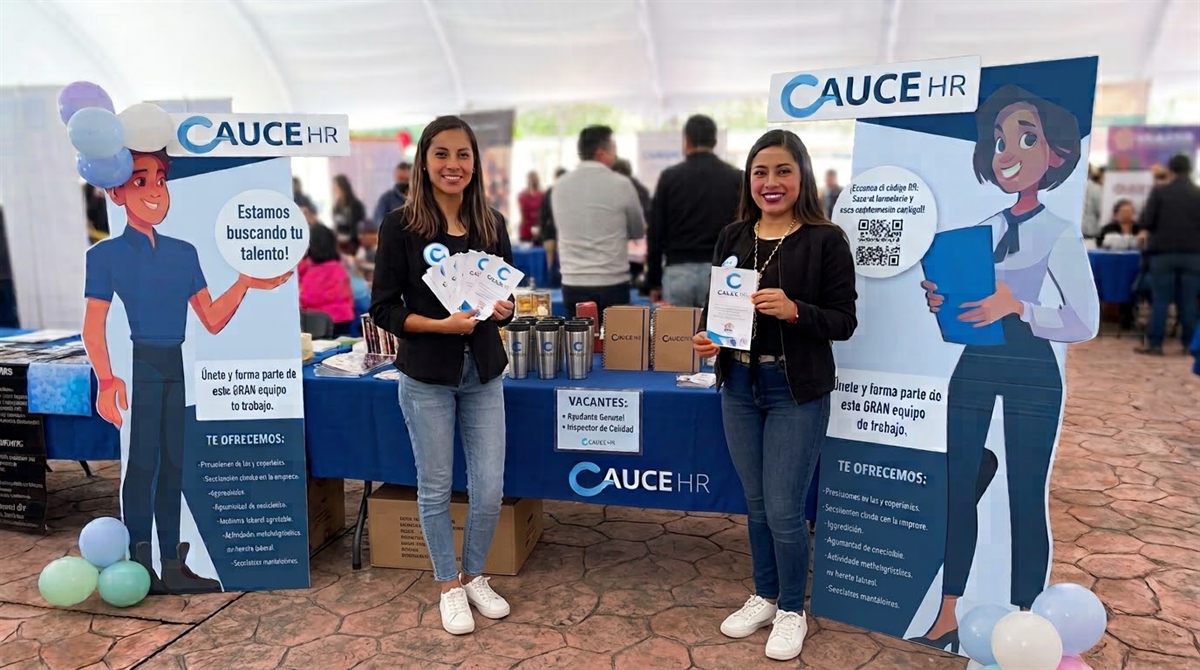 Equipo de Cauce HR en una feria de empleo, atendiendo a candidatos