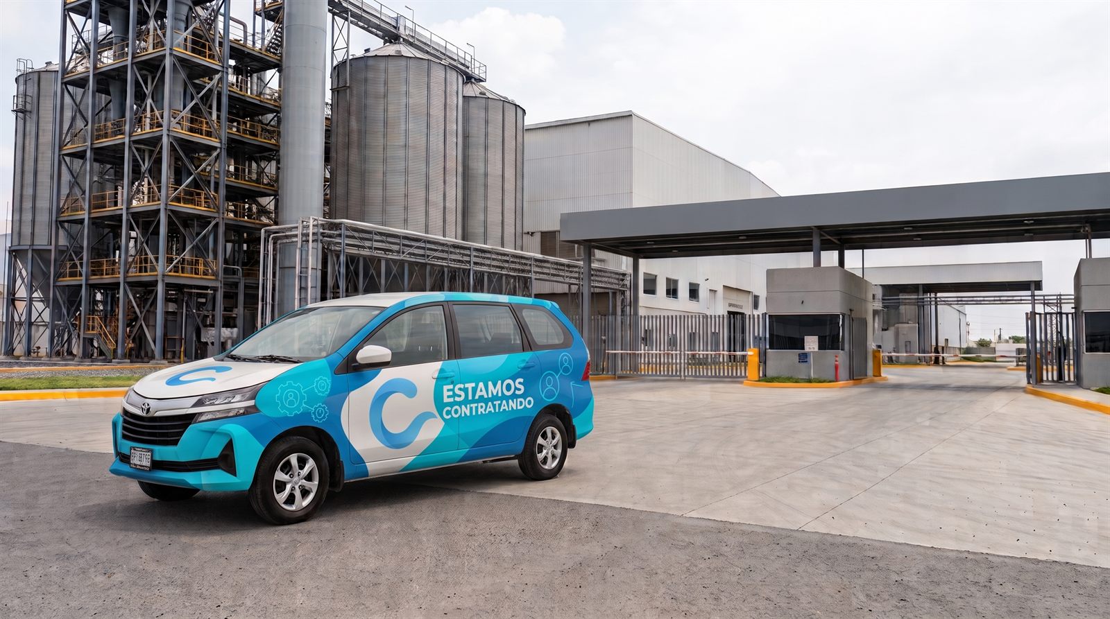 Unidad de traslado de personal a la entrada de una planta industrial